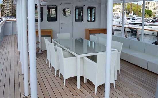 Expedition Yacht for Sale Flybridge Dining
