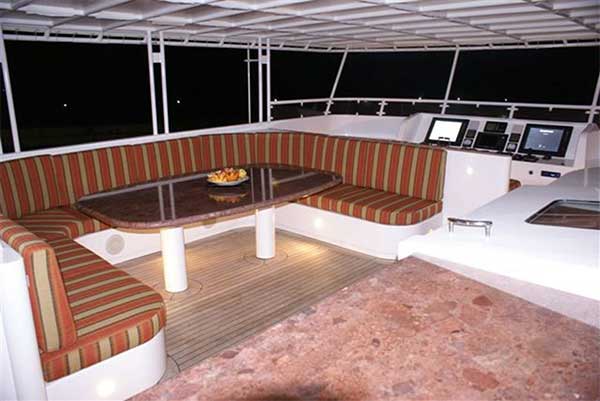 105 Inace Expedition Yacht Flybridge Dining