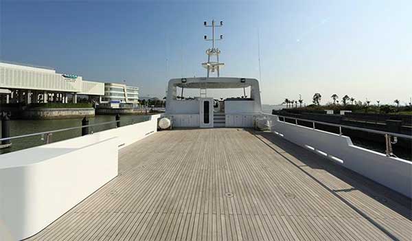 Custom 100 foot Expedition Yacht Boat Deck
